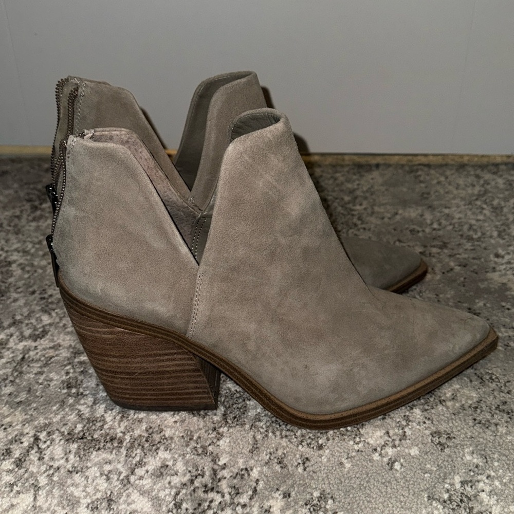 Woman’s size 9 Vince Camuto bootie
